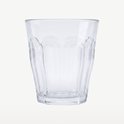 Un verre transparent vide avec des côtes verticales.