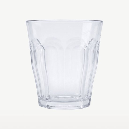 Un verre transparent vide avec des côtes verticales.