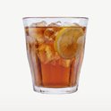 Un verre de thé glacé avec des glaçons et une tranche de citron.