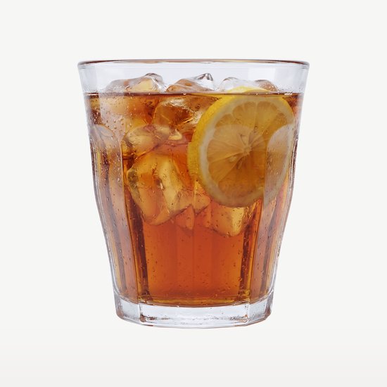 Un verre de thé glacé avec des glaçons et une tranche de citron.