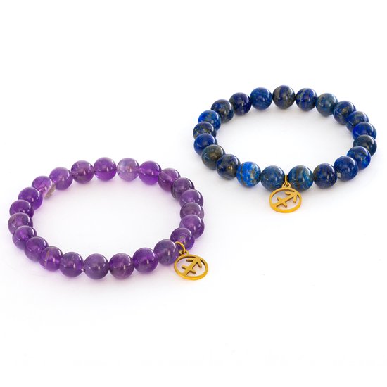 Twee edelsteen armbanden: linker amethist armband en rechter lapis lazuli armband, beide met gouden Sagittarius bedel.