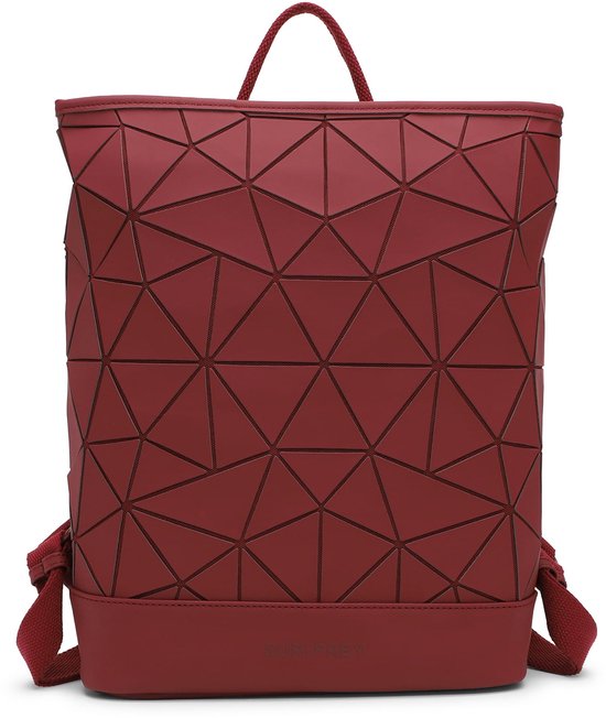 Bordeauxrode Suri Frey rugzak met geometrisch driehoekpatroon aan de voorzijde.