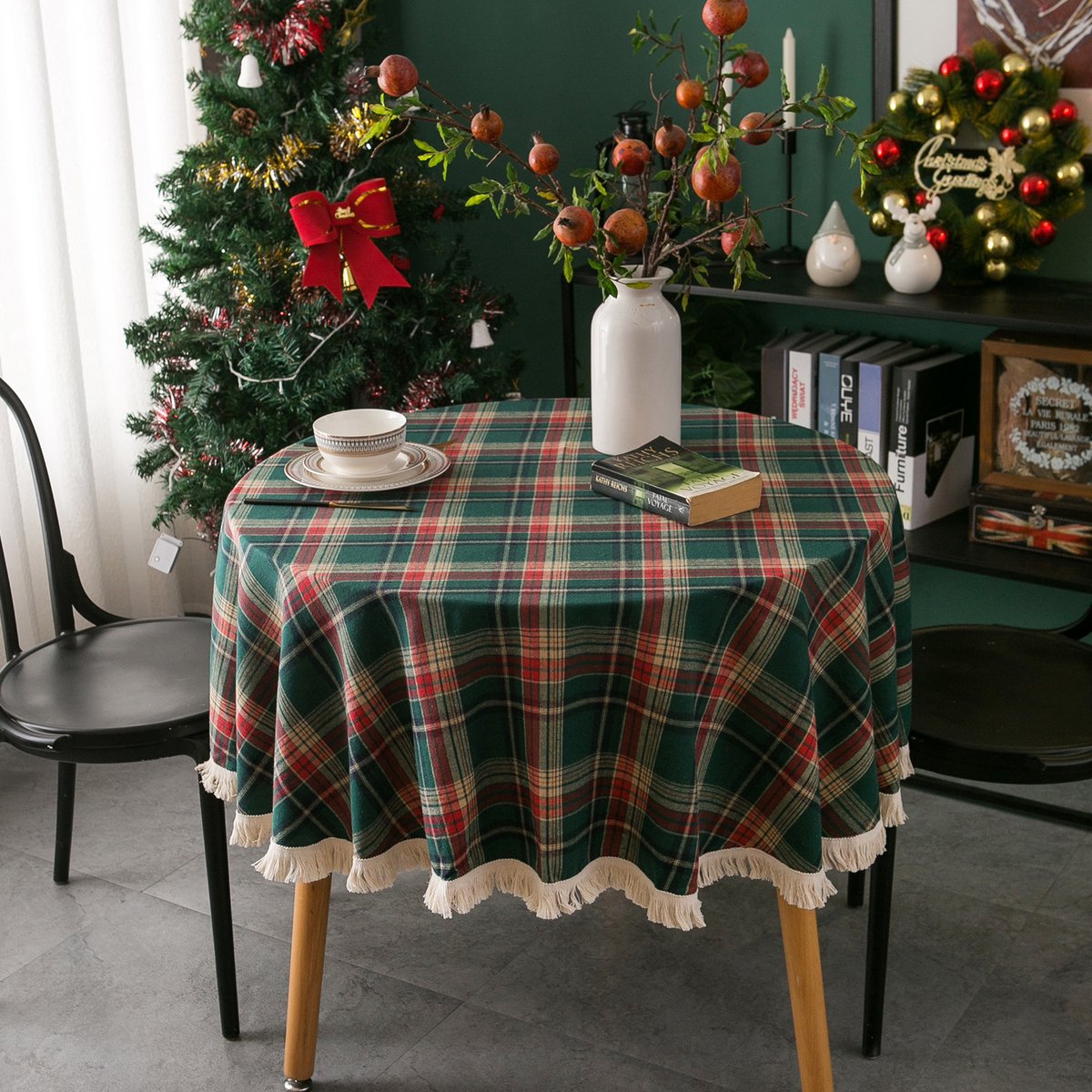 Tafelkleed —120 cm — Kersttafelkleed — Tafelkleed — Met kwastjes — Geschikt voor binnen en buiten — Gemakkelijk schoon te maken — Geschikt voor feestdagen, feesten en bijeenkomsten — Rond — Groen geruit met witte kwastjes