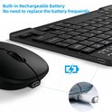 Zwart Nanxin toetsenbord en muis, met close-up van de oplaadpoort met USB-kabel.