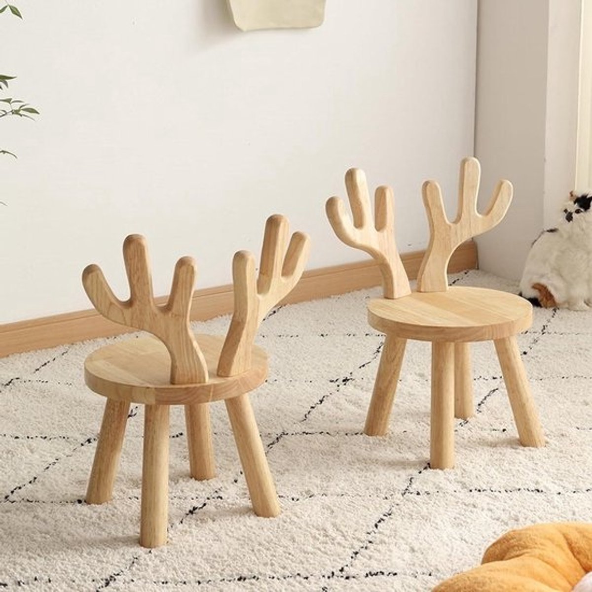 Kinderkrukje met Hertengewei - Houten kinderstoel Krukje kinderkamer - Zitten en decoreren - Massief houten constructie - 25 cm zithoogte