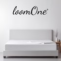 Wit tweepersoonsbed opgemaakt met een wit hoeslaken en bijpassend laken tegen een strakke witte muur met LoomOne logo.