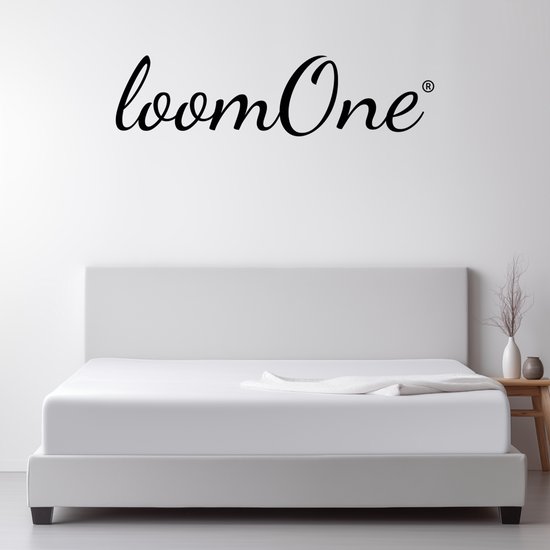 Wit tweepersoonsbed opgemaakt met een wit hoeslaken en bijpassend laken tegen een strakke witte muur met LoomOne logo.
