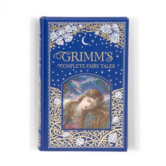 Blauwe hardcover met gouden rozendetails, een maan en illustratie van een slapend meisje. Titel: Grimm's Complete Fairy Tales.