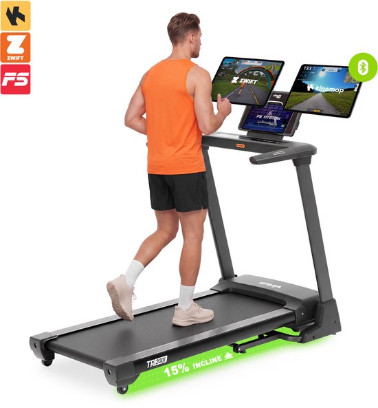 Man in oranje sportshirt loopt op een zwarte VirtuFit TR200i loopband met Zwift en Kinomap schermen en 15% hellingshoek.