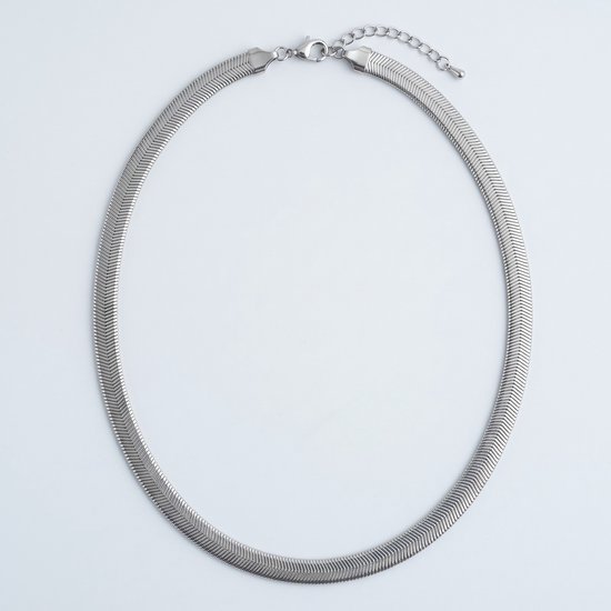 Zilverkleurige gevlochten halsketting van 8 mm breed met karabijnsluiting en verlengketting.