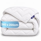Opgevouwen wit dekbed met zigzagstiksel en een label met de afmeting 240x200 cm.