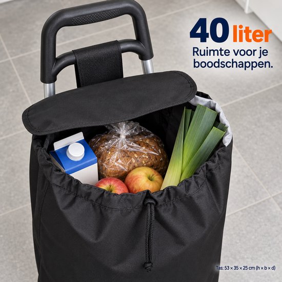 Boodschappentrolley gevuld met etenswaren zoals appels, brood en prei.