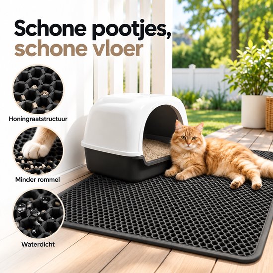 Zwarte kattenbakmat met honingraatstructuur naast een kattenbak met een oranje kat die ernaast ligt.
