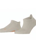 Beige enkelsokken met oranje FALKE-belettering.