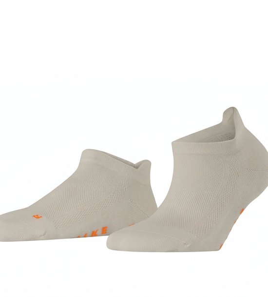 Beige enkelsokken met oranje FALKE-belettering.