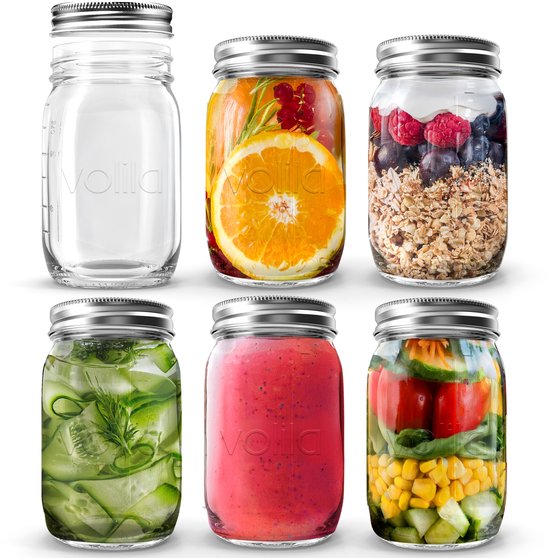 Zes volila glazen potten met zilveren schroefdeksels. Een pot is leeg, andere gevuld met fruit, havermout, komkommer, smoothie en salade.