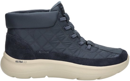 Donkerblauwe Skechers sneakerboot met veters, gewatteerd bovenwerk, suède details en beige zool met 'ULTRA GO' tekst.