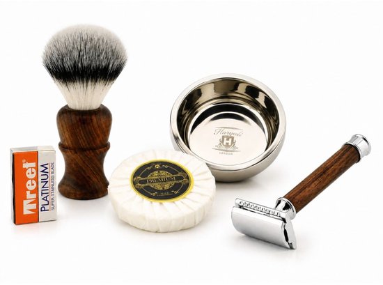 Scheerset van donker hout met zilverkleurige accenten, bestaande uit scheerkwast, scheerkom, scheermes en zeep. Doosje scheermesjes ernaast.