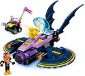 Paarse en donkerblauwe Batgirl batjet met vleermuisvleugels, naast een groen voertuig en Batgirl-figuurtje.