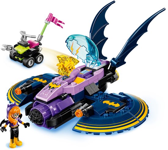 Paarse en donkerblauwe Batgirl batjet met vleermuisvleugels, naast een groen voertuig en Batgirl-figuurtje.
