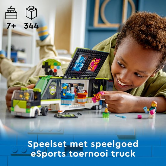 Jongen speelt met de LEGO City e-sports toernooi truck. "Speelset met speelgoed eSports toernooi truck"