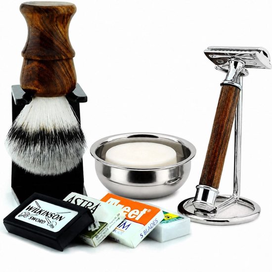 Scheerset met houten handvatten, scheerkwast met zwart-witte haren, scheerzeep, scheermes en houder.
