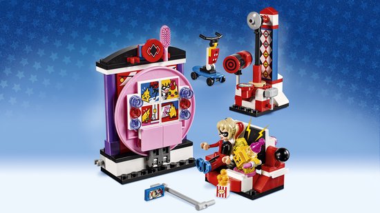 LEGO Harley Quinn speelset met tent, draaimolen, stoel en Harley Quinn die een gouden figuur vasthoudt.