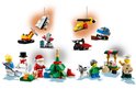 Miniatuur Lego City kerstscène met figuren, dieren en voertuigen.