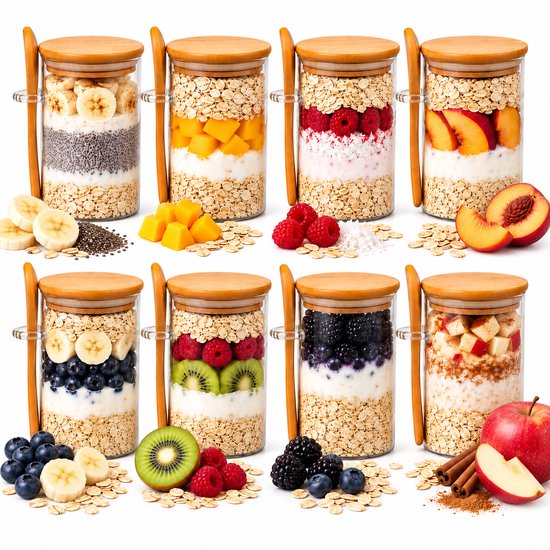 Acht glazen potten met bamboe deksel en lepel, elk gevuld met verschillende combinaties van havermout, yoghurt en fruit zoals banaan, mango, frambozen, perzik, kiwi, bosbessen en appel.