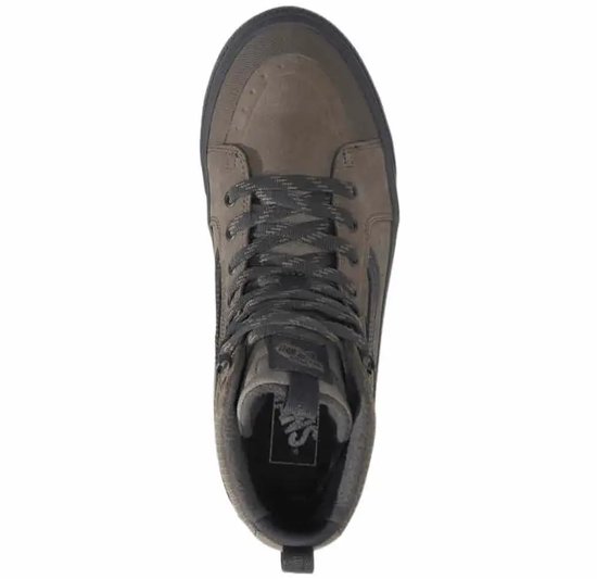Bovenaanzicht van bruine Vans Sk8-Hi MTE sneakers met gestreepte veters en Vans-logo op de tong.