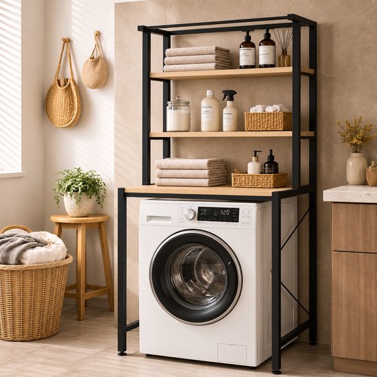 Zwart metalen frame wasmachine rek met houten planken, gevuld met handdoeken en zeepjes. Wasmachine met witte deur zichtbaar.