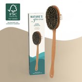 Brosse corporelle Nature's Groove avec long manche en bois et poils naturels. Certifié FSC.
