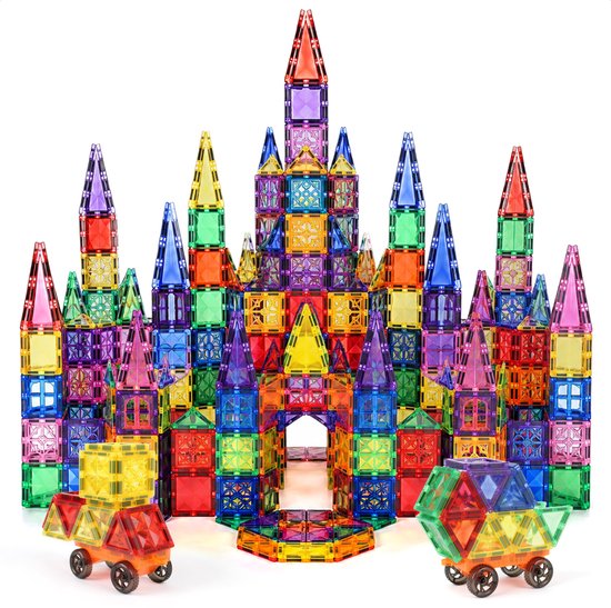 Un château coloré en tuiles magnétiques avec deux voitures.