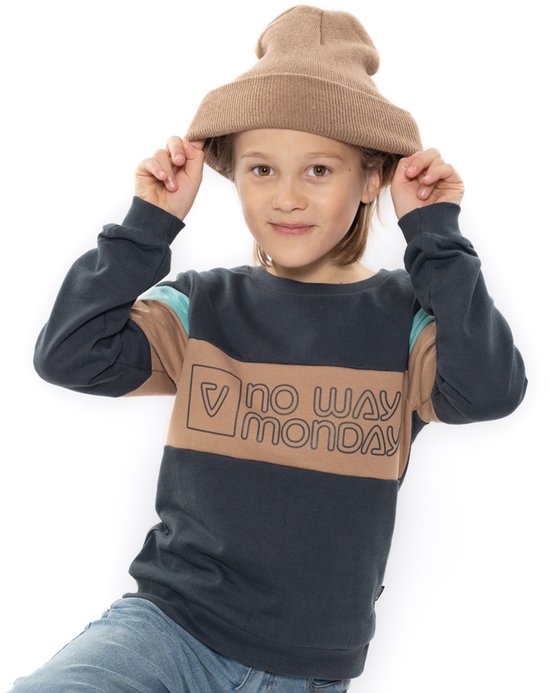 Kind draagt een donkergrijze sweater met beige en mintgroene details en tekst "no way monday", met een beige muts.