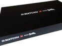 Zwarte luxe geschenkdoos met 'MATCHU X YEYE WELLER' in witte letters op de deksel en zijkant.