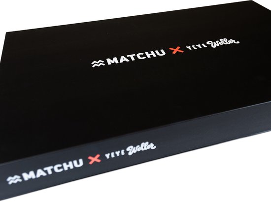 Zwarte luxe geschenkdoos met 'MATCHU X YEYE WELLER' in witte letters op de deksel en zijkant.
