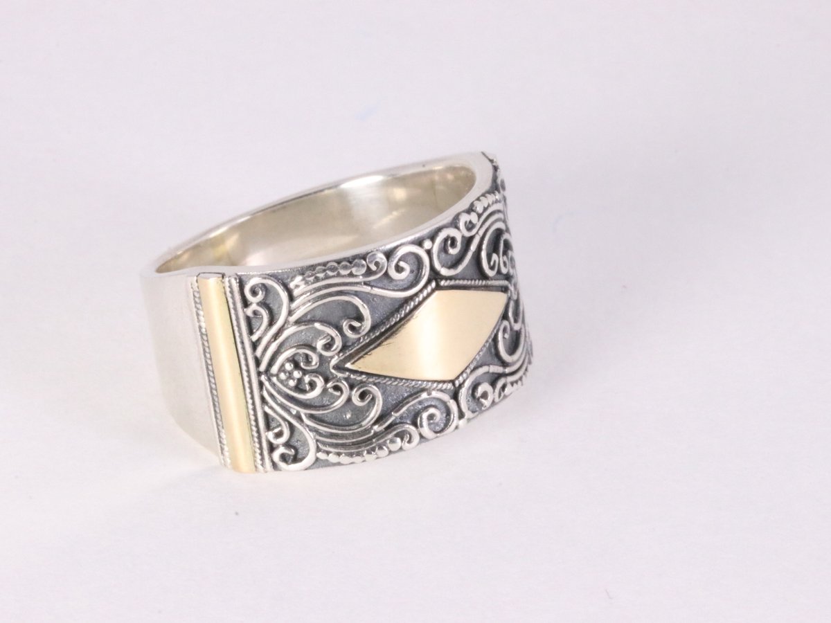 Traditionele bewerkte zilveren ring met 18k gouden decoraties - maat 19