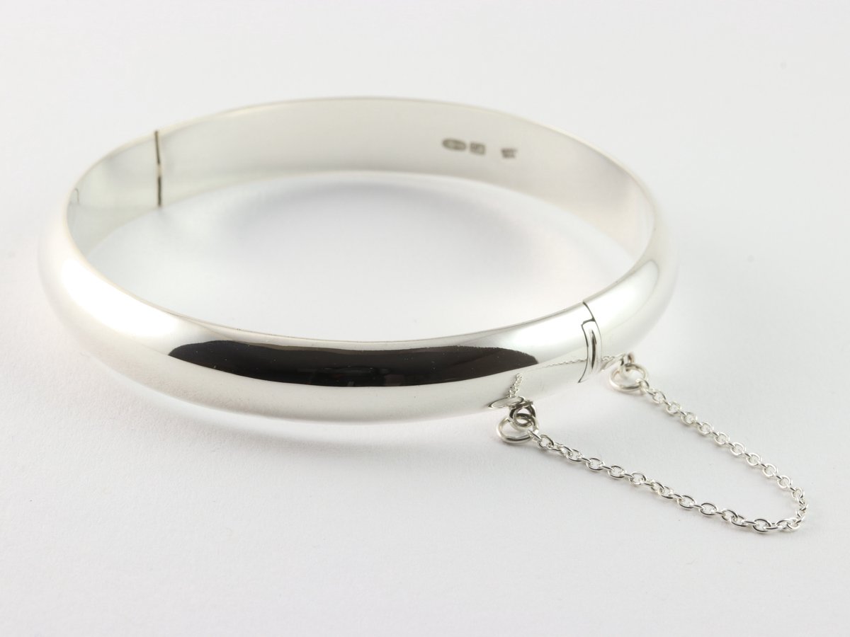 Fijne hoogglans zilveren bangle met kliksluiting
