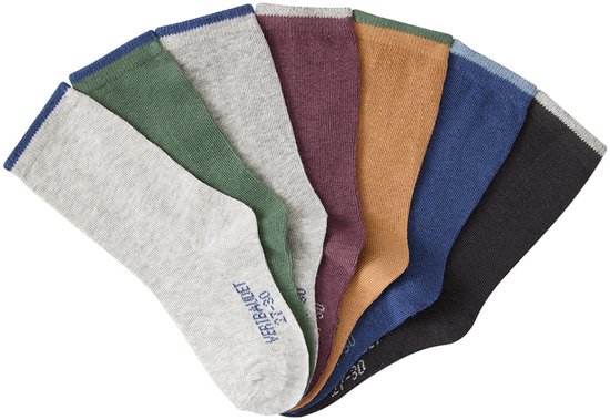 Zeven paar jongenssokken in verschillende kleuren: lichtgrijs, donkergroen, grijs, bordeauxrood, okergeel, donkerblauw en zwart. Met logo.
