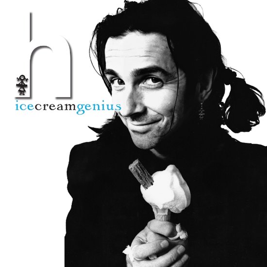 Steve Hogarth houdt een ijshoorntje vast. 'icecreamgenius' is in blauwe letters geschreven.