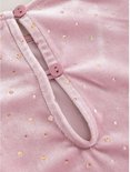 Detailopname van de rugsluiting met twee roze knoopjes en een druppelvormige opening op een roze fluwelen jurk.