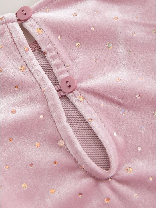 Detailopname van de rugsluiting met twee roze knoopjes en een druppelvormige opening op een roze fluwelen jurk.