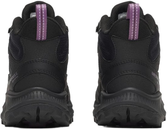 Achterkant van twee zwarte Merrell wandelschoenen voor dames met paarse lussen.