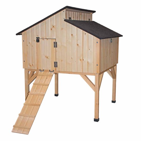 Houten kippenhok met een puntdak, scharnierende deuren en een houten loopplank.