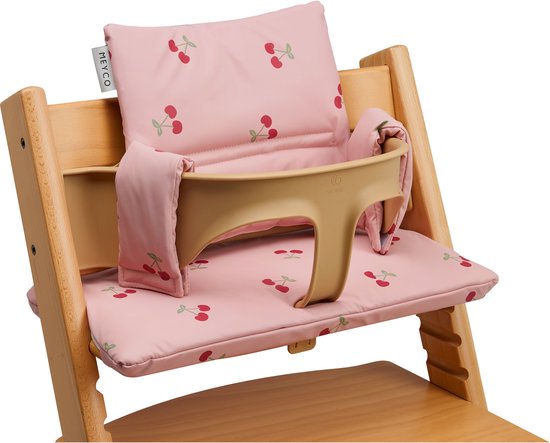 Roze stoelverkleiner met kersenprint, zitting en rugleuning met hoofdsteun.