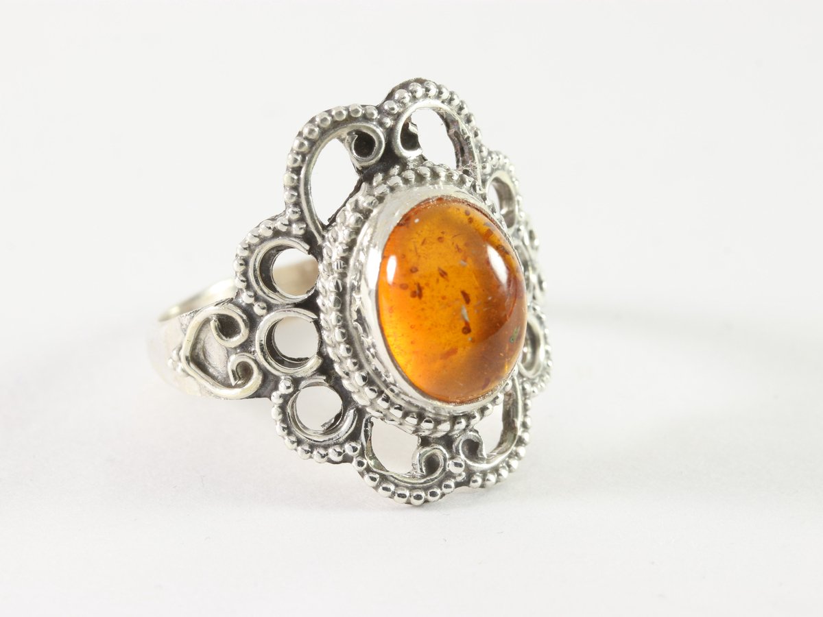 Opengewerkte zilveren ring met amber - maat 16.5
