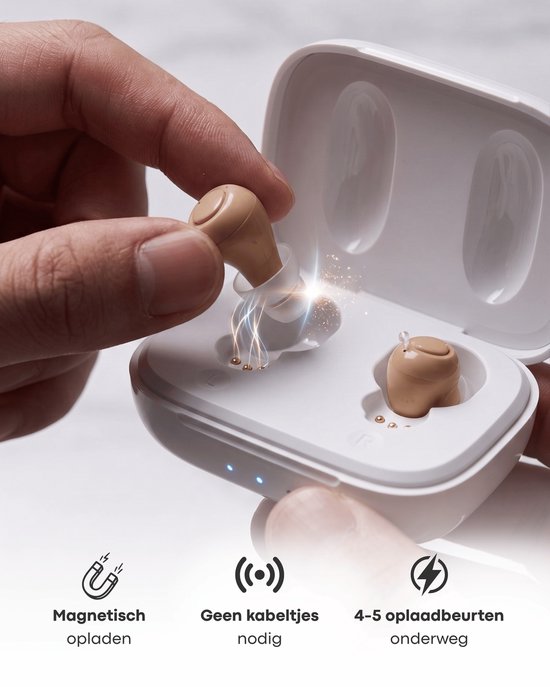 Een hand plaatst een beige hoortoestel in een witte oplaadcase. Magnetisch opladen en "Geen kabeltjes nodig".