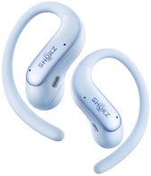 Een lichtblauwe Shokz OpenFit Air oordop. Met het Shokz-logo op het oorstuk.