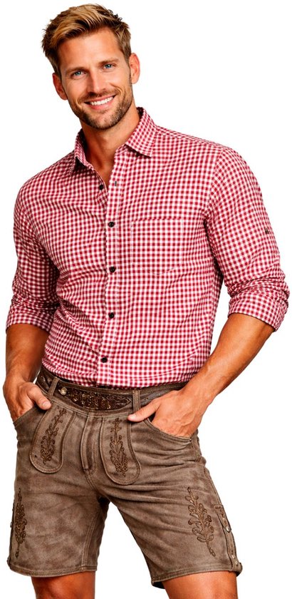 Man met licht gebruinde huid draagt rood-wit geruit overhemd en bruine lederhosen.