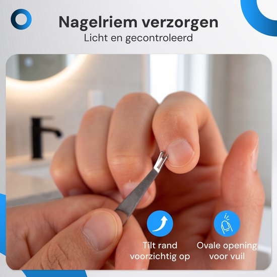 Een hand met een nagelriemreiniger die voorzichtig vuil onder de nagelriem verwijdert. 'Tilt rand voorzichtig op', 'Ovale opening voor vuil'.